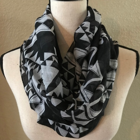 Icon Collection Accessories - Icon Collection Black & White Infinity Scarf